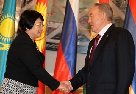 Отунбаева поблагодарила Назарбаева за братскую помощь