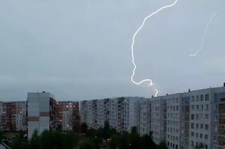 11 подростков пострадали от удара молнии в Хабаровске