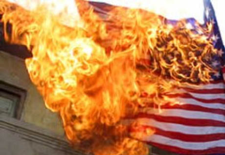 Перед посольством США в Бишкеке митингующие сожгли американский флаг