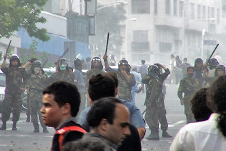Манифестанты попытались захватить итальянское посольство в Тегеране