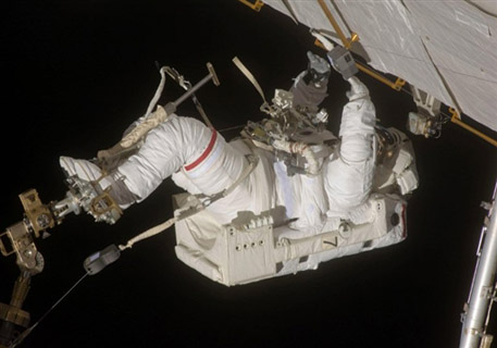 Астронавты провели в открытом космосе 6,5 часа