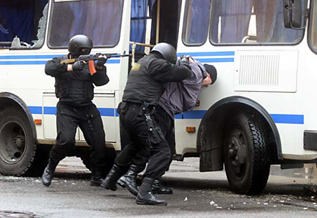 В Алматы задержали подозреваемых в нападениях на клиентов банков