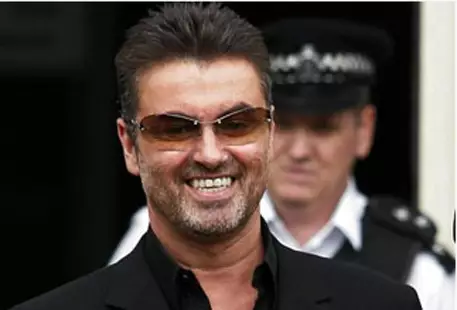 Land Rover Джорджа Майкла врезался в грузовик