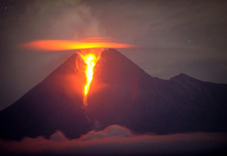 Из-за извержения вулкана Мерапи погибли свыше 120 человек
