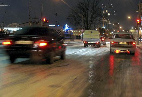 Жители Алматы возмущены плохо очищенными от снега улицами 
