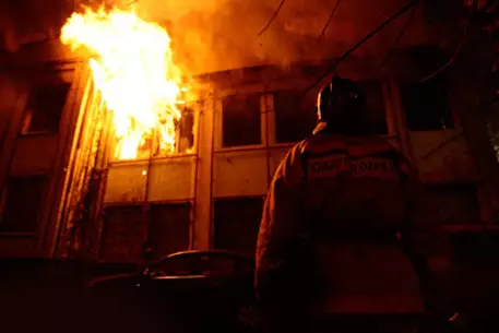 При пожаре в пустующем доме в Москве погибли шесть человек