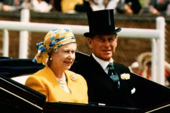 Елизавета II посвятила актера "Властелина колец" в рыцари