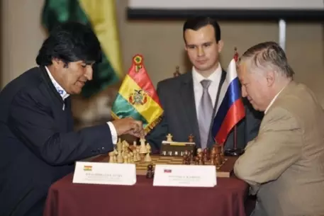 Шахматный поединок Карпова и президента Боливии завершился ничьей