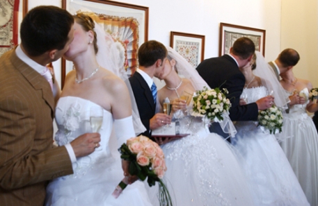 Российские ЗАГСы подготовились к свадебному буму 