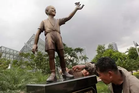 Статуя юного Обамы в Джакарте поменяет свой адрес