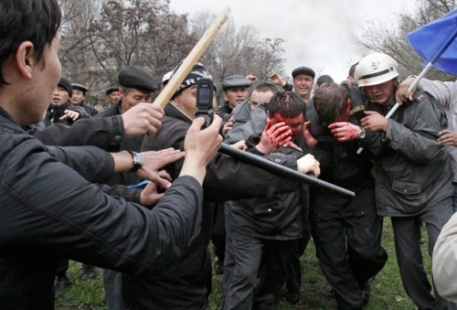 Мятежники не позволят киргизским политикам бежать в Казахстан