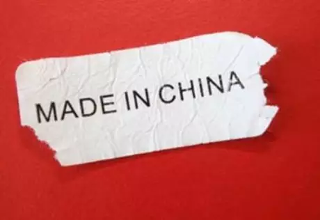 Двоих россиян поймали на контрабандной одежде