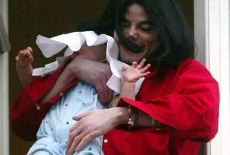 Суррогатная мать предъявила права на младшего сына Джексона