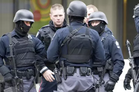 Захвативший заложников канадец сдался полиции