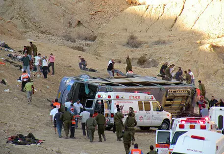 В Колумбии автобус сорвался в пропасть