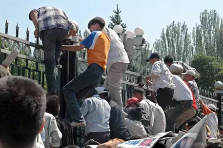 Киргизские дальнобойщики попытались захватить телеканал