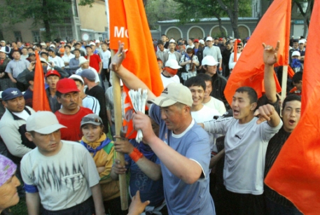 В центре Бишкека начался митинг в поддержку экс-мэра Тюлеева