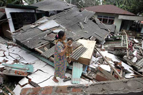 Землетрясение в Индонезии унесло жизни более 75 человек