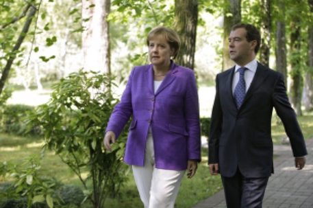 Медведев и Меркель посетят матч Россия - Германия