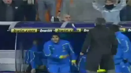 Игрок "Вильярреала" бросил бутылкой в Моуринью