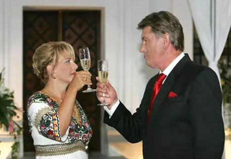 Ющенко отправил в Канаду несколько самолетов с антиквариатом