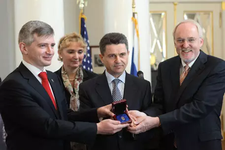 США вернули России украденный из Эрмитажа медальон