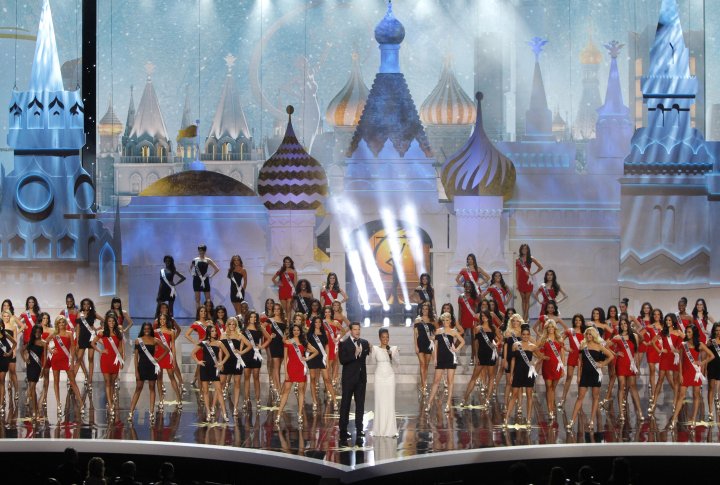 Все конкурсантки "Мисс Вселенная" с ведущими шоу. <br>Фото Айжан Тугельбаева©