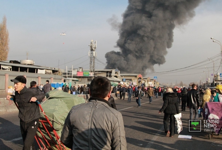 Пожар на вещевых рынках Алматы начался ориентировочно в ночь с 16 на 17 ноября.
©Владимир Прокопенко