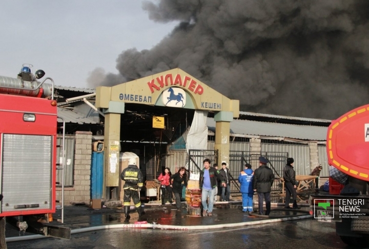 По информации сотрудников по ЧС, возгорание произошло на рынках "Жана Кулагер", "Арал" и "Евразия".
©Владимир Прокопенко