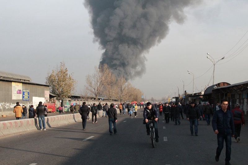 Пожар в алматы вчера. Барахолка Ялян горит. Горит барахолка в Алматы сегодня.