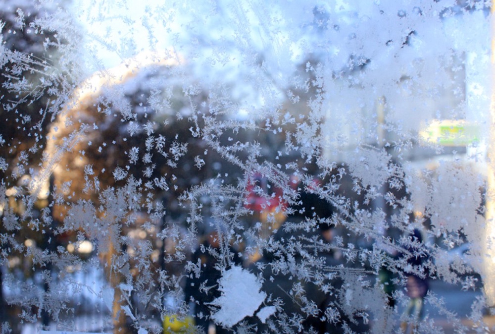 Стеклянные панели остановок покрыты морозными узорами. ©Ярослав Радловский