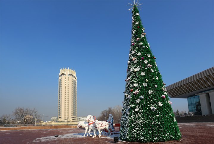Новогодняя елка у Дворца Республики. ©Ярослав Радловский