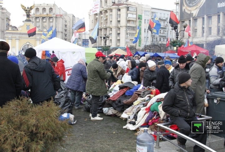 В волонтерские точки киевляне приносят теплые вещи для митингующих, которые лишь изредка отлучаются на сон в свои палатки.
©Владимир Прокопенко