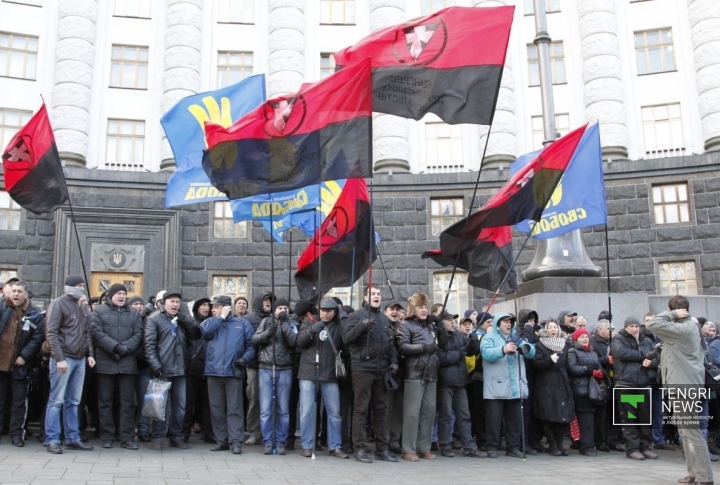 Митинги проходили не только на Майдане. Активисты собирались у здания Кабмина и прокуратуры. ©Владимир Прокопенко