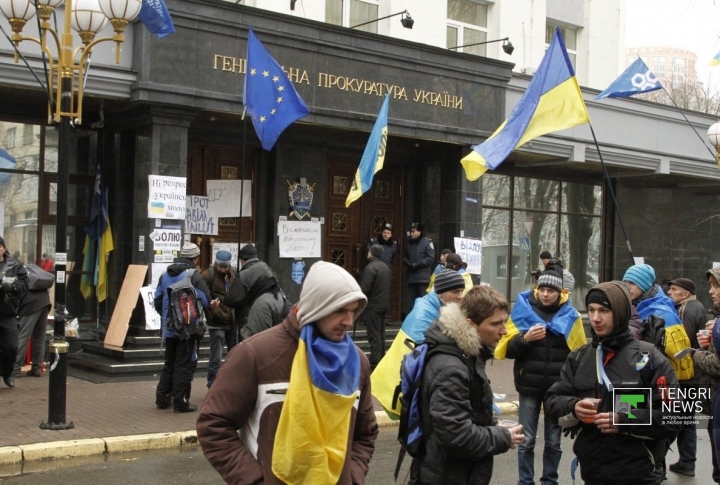 Здесь они требовали отпустить задержанных участников акций протеста. ©Владимир Прокопенко