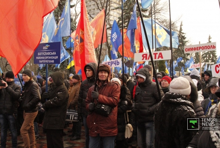 А в нескольких километрах от "Евромайдана" проходят митинги иного характера.
©Владимир Прокопенко