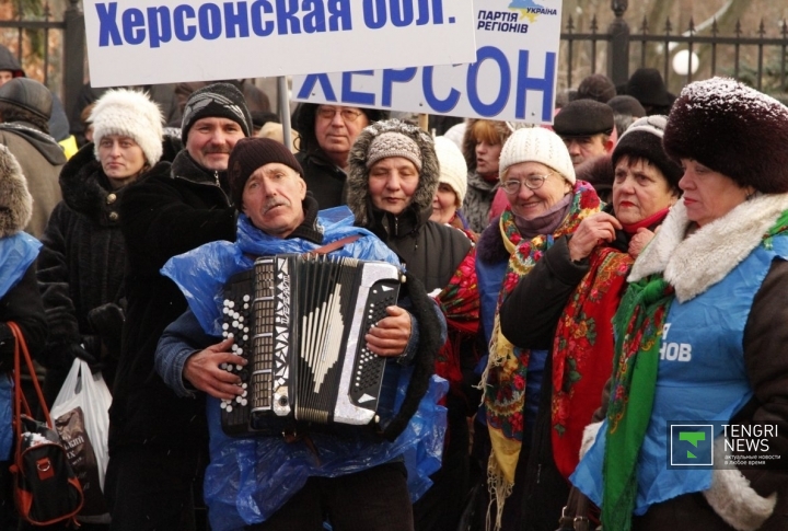 За кордоном милиции люди пели песни и выступали со сцены в поддержку политики президента Виктора Януковича.
 ©Владимир Прокопенко