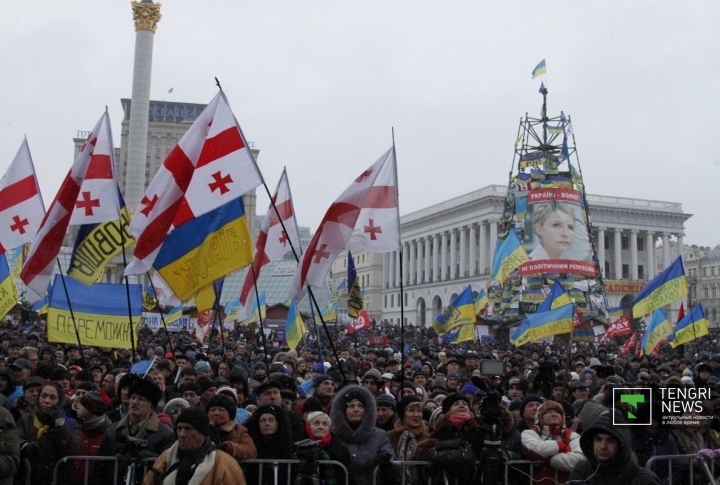  Демонстранты скандируют лозунги и размахивают флагами, среди которых были замечены и грузинские. 
©Владимир Прокопенко