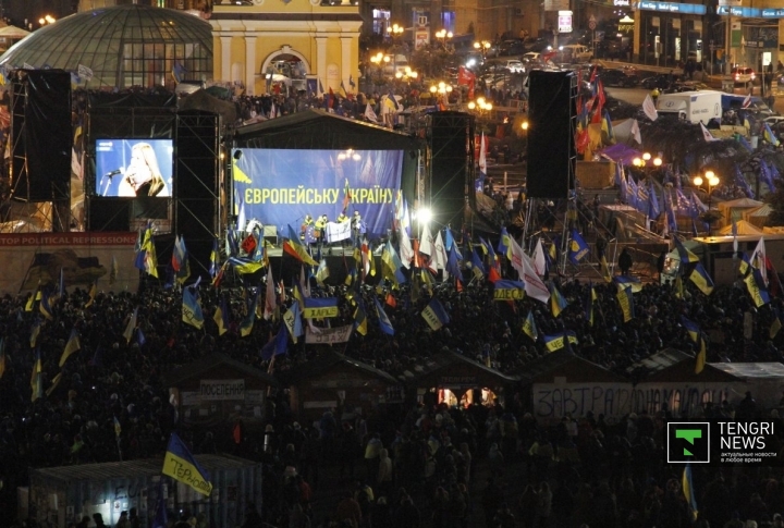 Выступления активистов со сцены не прекращаются даже ночью.
©Владимир Прокопенко