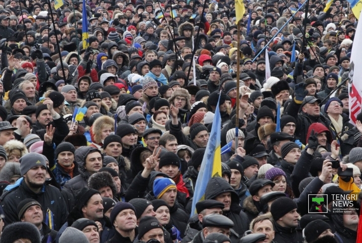 По оценкам сотрудников штаба сопротивления, к 12.00 на площади находились от 800 тысяч до миллиона человек.
©Владимир Прокопенко