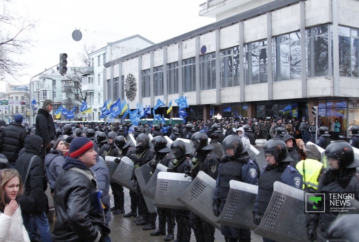 На следующий день городок "Евромайдан" замер в ожидании штурма спецслужб. ©Владимир Прокопенко