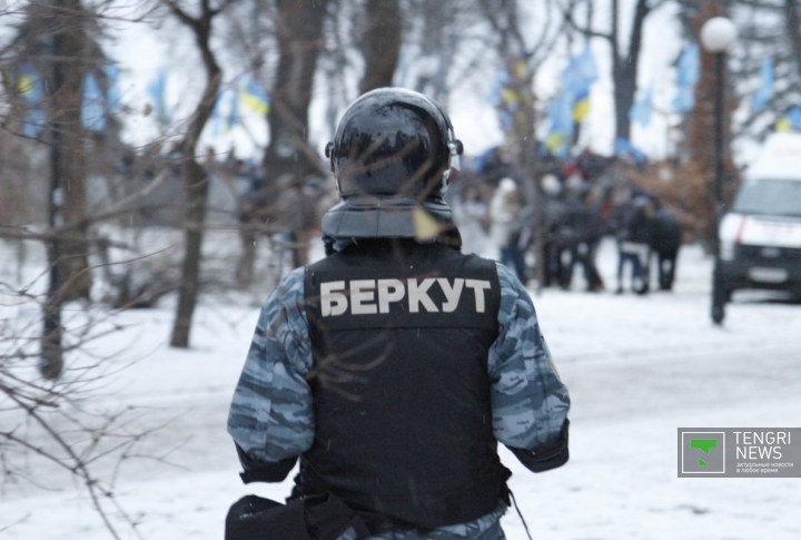 К площади стали прибывать сотрудники спецподразделения "Беркут". 
©Владимир Прокопенко