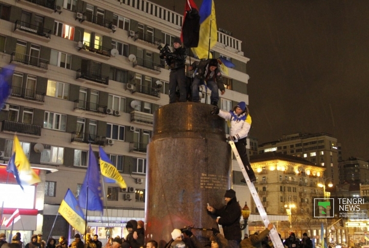 На месте памятника митингующие водрузили флаги Украины и Евросоюза.
©Владимир Прокопенко