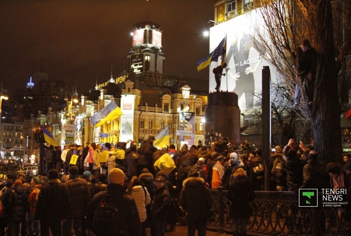 Марш миллионов закончился возле памятника Ленина, где бунтующая толпа скинула вождя пролетариата.
©Владимир Прокопенко