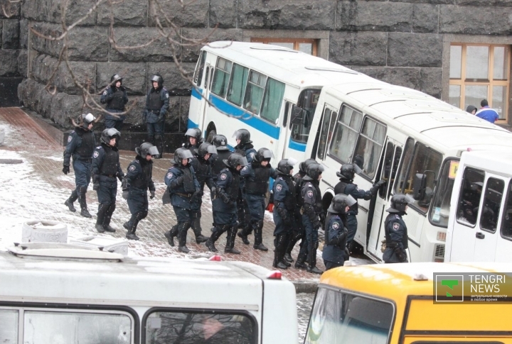 К площади стали прибывать автобусы с сотрудниками милиции.
©Владимир Прокопенко