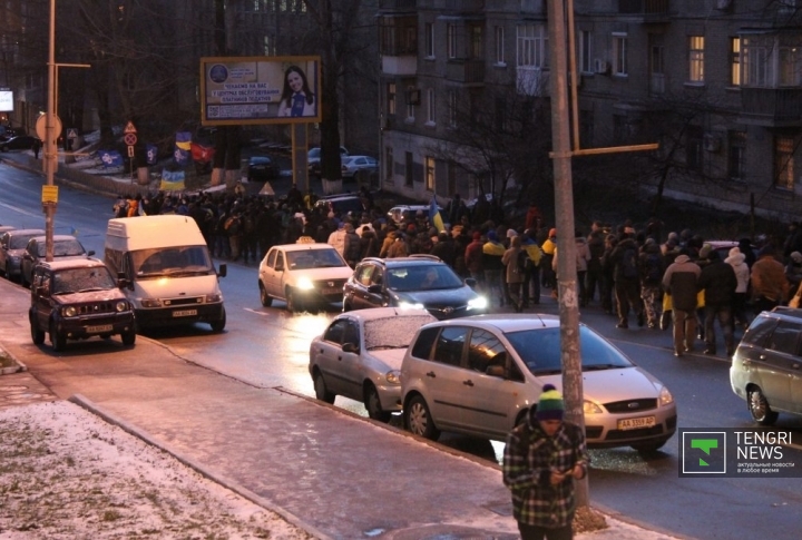 Колонна митингующих идет к зданию прокуратуры.
©Владимир Прокопенко