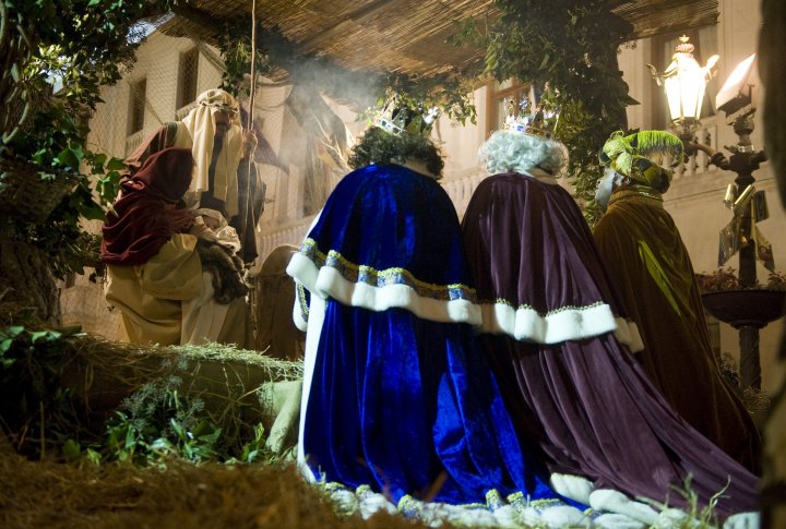Три мудреца дарят подарки ребенку на Рождество. Burgos, Spain фото ©REUTERS Felix Ordonez