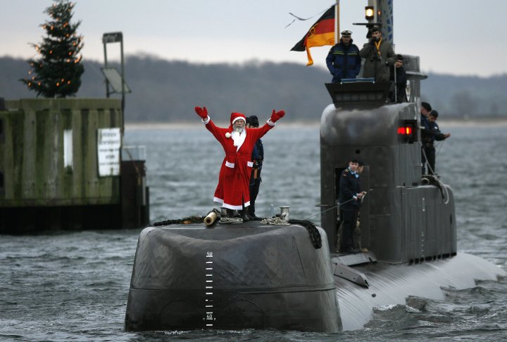 Бывший морской офицер Ульф Инго ван Bruinehsen в костюме Санта Клауса. Eckernfoerde, Germany фото ©REUTERS Christian Charisius