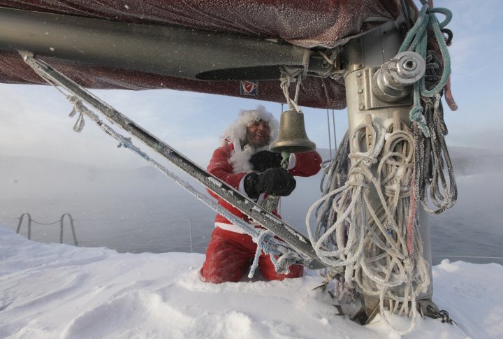 Валерий Кокоулин в костюме Санта Клауса звонит в колокол на его самодельной яхте. Krasnoyarsk, Russia фото ©REUTERS Ilya Naymushin