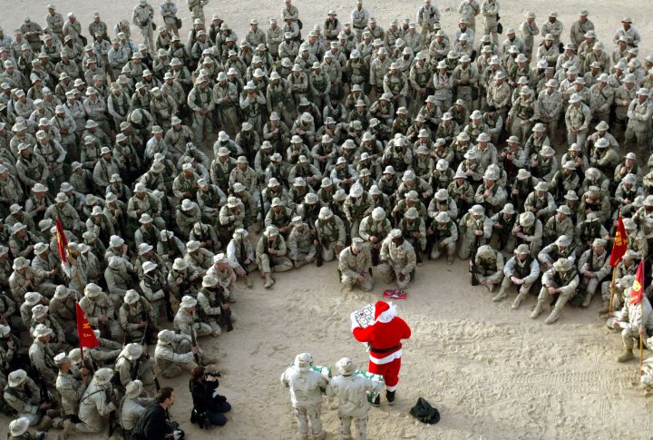 Санта Клаус приветствует морских пехотинцев США. Kuwait City, Kuwait фото © REUTERS Chris Helgren